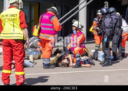 Anti-Terror-Übung der Polizei Baden-Württemberg im Fußballstadion. Im Vorfeld der Fußball-EM Proben 1200 Polizistinnen und Polizisten den Ernstfall. Szenario war ein Messerstecker auf der Tribüne der MHP-Arena, dem Stadion des VfB Stuttgart, das zugleich Austragungsort von fünf EM-Spielen ist. Nach der Erstversorgung durch die Polizei wurde auch die Übergabe der Verletzten an Rettungsdienste und Feuerwehr geprobt. // 14.05.2024: Stuttgart, Baden-Württemberg, Deutschland *** Anti-Terror-Übung der Polizei Baden Württemberg in einem Fußballstadion im Vorfeld der Fußball-Europameisterschaft, 1, Stockfoto