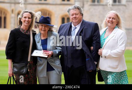 Dame Jilly Cooper (2. Links) mit ihrer Tochter Emily Tarrant (links) und ihrem Sohn Felix Cooper und seiner Frau Edwina (rechts), nachdem sie von König Karl III. Auf Windsor Castle in Berkshire zur Dame Commander of the British Empire ernannt wurde. Bilddatum: Dienstag, 14. Mai 2024. Stockfoto