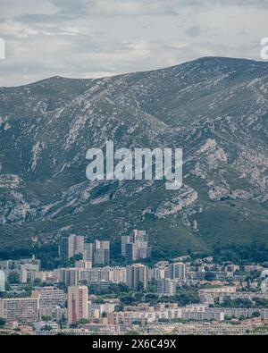 Hochhäuser vor felsiger Bergkulisse in Marseille Stockfoto