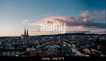Dramatischer Sonnenuntergang über Marseille Stadtlandschaft mit Kathedralentürmen Stockfoto