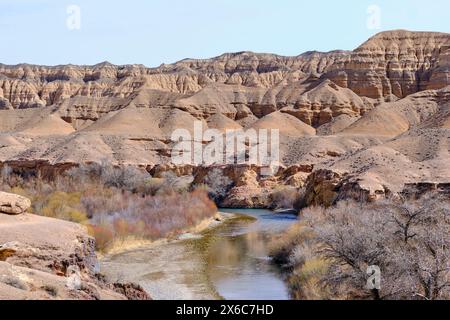 Charyn River entlang des Moon Canyon, Teil des Charyn Canyon, Nationalpark in Kasachstan Stockfoto