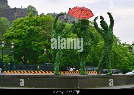 Edinburgh, Schottland. Dienstag, 14. Mai 2024. Tanzen Topiary von Matthew BourneÕs Edward Scissorhands Erkunden Sie die wunderschönen Princes Street Gardens, bevor Sie die Bühne des Festivaltheaters am Abend schmücken. Kredit: Brian Anderson Kredit: Brian Anderson/Alamy Live News Stockfoto