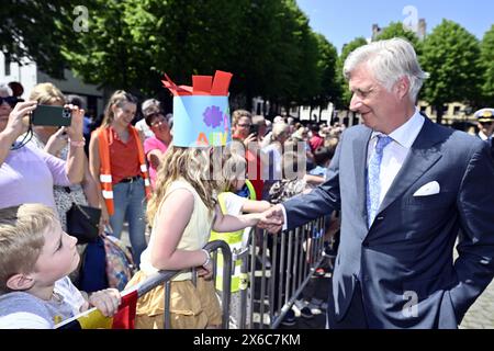 Maaseik, Belgien. Mai 2024. König Philippe – Filip von Belgien spricht mit Kindern während eines königlichen Besuchs in der Provinz Limburg in Maaseik am Dienstag, den 14. Mai 2024. BELGA PHOTO ERIC LALMAND Credit: Belga News Agency/Alamy Live News Stockfoto