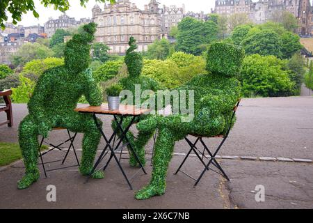 Edinburgh, Schottland. Dienstag, 14. Mai 2024. Tanzen Topiary von Matthew BourneÕs Edward Scissorhands Erkunden Sie die wunderschönen Princes Street Gardens, bevor Sie die Bühne des Festivaltheaters am Abend schmücken. Kredit: Brian Anderson Kredit: Brian Anderson/Alamy Live News Stockfoto