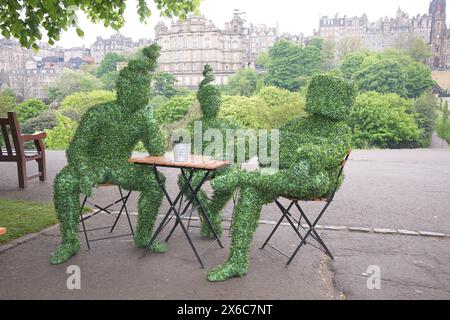 Edinburgh, Schottland. Dienstag, 14. Mai 2024. Tanzen Topiary von Matthew BourneÕs Edward Scissorhands Erkunden Sie die wunderschönen Princes Street Gardens, bevor Sie die Bühne des Festivaltheaters am Abend schmücken. Kredit: Brian Anderson Kredit: Brian Anderson/Alamy Live News Stockfoto