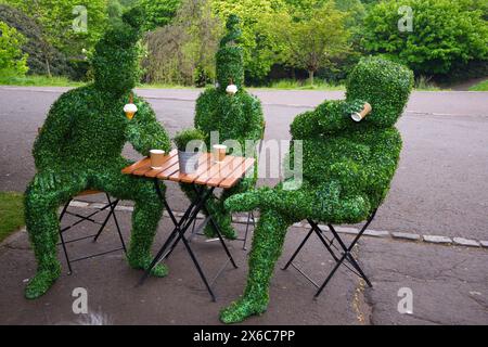 Edinburgh, Schottland. Dienstag, 14. Mai 2024. Tanzen Topiary von Matthew BourneÕs Edward Scissorhands Erkunden Sie die wunderschönen Princes Street Gardens, bevor Sie die Bühne des Festivaltheaters am Abend schmücken. Kredit: Brian Anderson Kredit: Brian Anderson/Alamy Live News Stockfoto