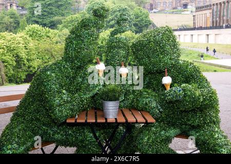 Edinburgh, Schottland. Dienstag, 14. Mai 2024. Tanzen Topiary von Matthew BourneÕs Edward Scissorhands Erkunden Sie die wunderschönen Princes Street Gardens, bevor Sie die Bühne des Festivaltheaters am Abend schmücken. Kredit: Brian Anderson Kredit: Brian Anderson/Alamy Live News Stockfoto