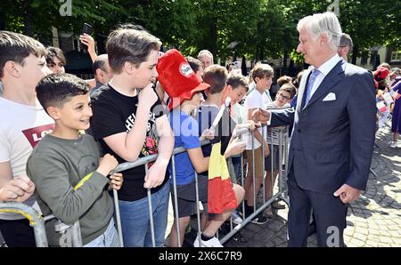 Maaseik, Belgien. Mai 2024. König Philippe – Filip von Belgien spricht mit Kindern während eines königlichen Besuchs in der Provinz Limburg in Maaseik am Dienstag, den 14. Mai 2024. BELGA PHOTO ERIC LALMAND Credit: Belga News Agency/Alamy Live News Stockfoto