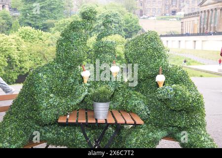 Edinburgh, Schottland. Dienstag, 14. Mai 2024. Tanzen Topiary von Matthew BourneÕs Edward Scissorhands Erkunden Sie die wunderschönen Princes Street Gardens, bevor Sie die Bühne des Festivaltheaters am Abend schmücken. Kredit: Brian Anderson Kredit: Brian Anderson/Alamy Live News Stockfoto