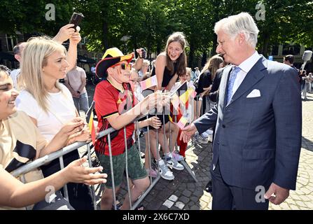 Maaseik, Belgien. Mai 2024. König Philippe – Filip von Belgien spricht mit Kindern, die belgische Waren tragen, während eines königlichen Besuchs in der Provinz Limburg in Maaseik am Dienstag, den 14. Mai 2024. BELGA PHOTO ERIC LALMAND Credit: Belga News Agency/Alamy Live News Stockfoto