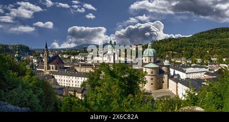 Salzburg, Österreich, 15. August 2022. Großformatiges Panoramafoto mit der Stadt von der Spitze des Hügels darüber. Schöner Sommertag. Stockfoto