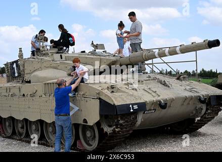 Latrun, Israel. Mai 2024. Am 76. Unabhängigkeitstag Israels am Dienstag, 14. Mai 2024, besuchen die Menschen das Latrun Panzermuseum. Die Feierlichkeiten zum Unabhängigkeitstag werden mit dem andauernden Krieg zwischen Israel und der Hamas gedämpft. Foto: Debbie Hill/ Credit: UPI/Alamy Live News Stockfoto