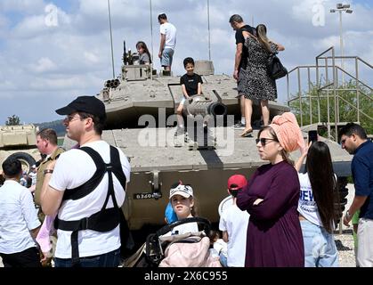 Latrun, Israel. Mai 2024. Am 76. Unabhängigkeitstag Israels am Dienstag, 14. Mai 2024, besuchen die Menschen das Latrun Panzermuseum. Die Feierlichkeiten zum Unabhängigkeitstag werden mit dem andauernden Krieg zwischen Israel und der Hamas gedämpft. Foto: Debbie Hill/ Credit: UPI/Alamy Live News Stockfoto