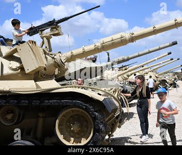 Latrun, Israel. Mai 2024. Am 76. Unabhängigkeitstag Israels am Dienstag, 14. Mai 2024, besuchen die Menschen das Latrun Panzermuseum. Die Feierlichkeiten zum Unabhängigkeitstag werden mit dem andauernden Krieg zwischen Israel und der Hamas gedämpft. Foto: Debbie Hill/ Credit: UPI/Alamy Live News Stockfoto