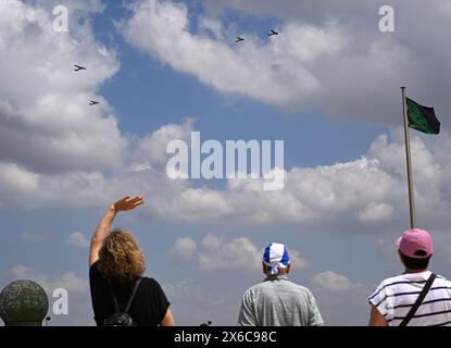 Latrun, Israel. Mai 2024. Am 76. Unabhängigkeitstag Israels am Dienstag, 14. Mai 2024, winkt eine Frau zu einem Flugzeugüberflug im Latrun Tank Museum. Die Feierlichkeiten zum Unabhängigkeitstag werden mit dem andauernden Krieg zwischen Israel und der Hamas gedämpft. Foto: Debbie Hill/ Credit: UPI/Alamy Live News Stockfoto