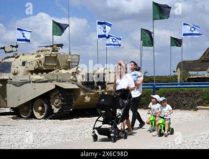 Latrun, Israel. Mai 2024. Am 76. Unabhängigkeitstag Israels am Dienstag, 14. Mai 2024, besuchen die Menschen das Latrun Panzermuseum. Die Feierlichkeiten zum Unabhängigkeitstag werden mit dem andauernden Krieg zwischen Israel und der Hamas gedämpft. Foto: Debbie Hill/ Credit: UPI/Alamy Live News Stockfoto