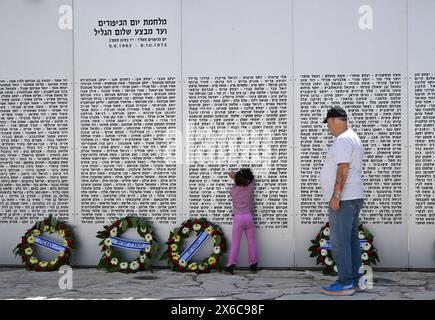 Latrun, Israel. Mai 2024. Am 76. Unabhängigkeitstag Israels am Dienstag, den 14. Mai 2024, besuchen die Menschen eine Gedenkstätte im Latrun Panzermuseum. Die Feierlichkeiten zum Unabhängigkeitstag werden mit dem andauernden Krieg zwischen Israel und der Hamas gedämpft. Foto: Debbie Hill/ Credit: UPI/Alamy Live News Stockfoto