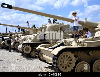 Latrun, Israel. Mai 2024. Kinder spielen am 76. Unabhängigkeitstag Israels am Dienstag, den 14. Mai 2024, im Latrun Tank Museum. Die Feierlichkeiten zum Unabhängigkeitstag werden mit dem andauernden Krieg zwischen Israel und der Hamas gedämpft. Foto: Debbie Hill/ Credit: UPI/Alamy Live News Stockfoto