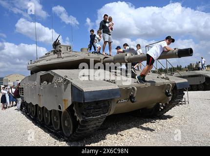 Latrun, Israel. Mai 2024. Am 76. Unabhängigkeitstag Israels am Dienstag, 14. Mai 2024, besuchen die Menschen das Latrun Panzermuseum. Die Feierlichkeiten zum Unabhängigkeitstag werden mit dem andauernden Krieg zwischen Israel und der Hamas gedämpft. Foto: Debbie Hill/ Credit: UPI/Alamy Live News Stockfoto