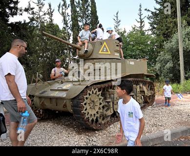 Latrun, Israel. Mai 2024. Am 76. Unabhängigkeitstag Israels am Dienstag, 14. Mai 2024, besuchen die Menschen das Latrun Panzermuseum. Die Feierlichkeiten zum Unabhängigkeitstag werden mit dem andauernden Krieg zwischen Israel und der Hamas gedämpft. Foto: Debbie Hill/ Credit: UPI/Alamy Live News Stockfoto