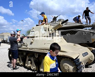 Latrun, Israel. Mai 2024. Am 76. Unabhängigkeitstag Israels am Dienstag, 14. Mai 2024, besuchen die Menschen das Latrun Panzermuseum. Die Feierlichkeiten zum Unabhängigkeitstag werden mit dem andauernden Krieg zwischen Israel und der Hamas gedämpft. Foto: Debbie Hill/ Credit: UPI/Alamy Live News Stockfoto