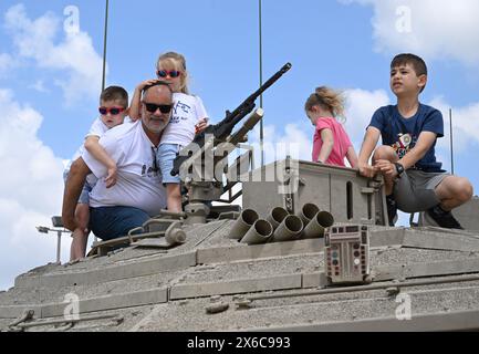 Latrun, Israel. Mai 2024. Am 76. Unabhängigkeitstag Israels am Dienstag, den 14. Mai 2024, posiert eine Familie auf einem Panzer im Latrun Tank Museum. Die Feierlichkeiten zum Unabhängigkeitstag werden mit dem andauernden Krieg zwischen Israel und der Hamas gedämpft. Foto: Debbie Hill/ Credit: UPI/Alamy Live News Stockfoto