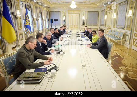 Kiew, Ukraine. Mai 2024. Ukrainischer Präsident Wolodymyr Zelenskij, links, und Delegation treffen sich mit U. Staatssekretär Tony blinkend, rechts, während eines bilateralen Treffens im Mariinski-Palast am 14. Mai 2024 in Kiew, Ukraine. Blinken diskutierte über die Updates auf dem Schlachtfeld und betonte Amerikas langfristiges Engagement für die Ukraine. Kredit: Ukrainischer Ratsvorsitz/Pressestelle Des Ukrainischen Präsidenten/Alamy Live News Stockfoto