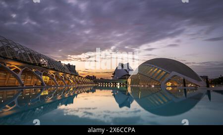 Blick auf die futuristischen Gebäude der Künste und Wissenschaften von Valencia. Sie wurden von dem berühmten spanischen Architekten Santiago Calatrava entworfen Stockfoto