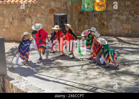 Jujuy, Argentinien - 25. Januar 2024: Kinder in traditioneller Altiplano-Kleidung tanzen bei einem Festival in Humahuaca. Stockfoto