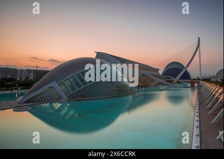 Blick auf die futuristischen Gebäude der Künste und Wissenschaften von Valencia. Sie wurden von dem berühmten spanischen Architekten Santiago Calatrava entworfen Stockfoto