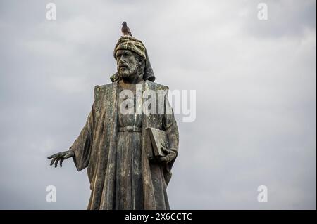 Eine alte Statue vor einem grauen, bewölkten Himmel. Die Statue befindet sich in Valencia, Spanien Stockfoto