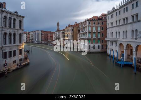 Blick von der Rialtobrücke mit Fassaden malerischer alter Gebäude am Canal Grande, Gondeln und Booten in Venedig. Stockfoto