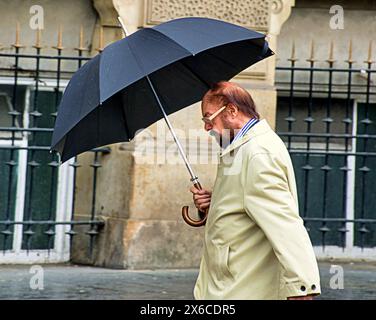 Glasgow, Schottland, Großbritannien. 14. Mai 2024: Wetter in Großbritannien: Sonnig und nass, während es regnete und für Einheimische und Touristen im Zentrum der Stadt leuchtete, während die Temperaturen auf das Sommerniveau ansteigen. Credit Gerard Ferry/Alamy Live News Stockfoto