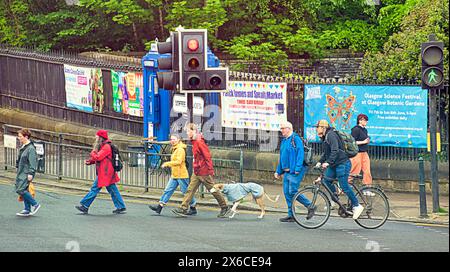 Glasgow, Schottland, Großbritannien. 14. Mai 2024: Wetter in Großbritannien: Sonnig und nass, während es regnete und für Einheimische und Touristen im Zentrum der Stadt leuchtete, während die Temperaturen auf das Sommerniveau ansteigen. Credit Gerard Ferry/Alamy Live News Stockfoto