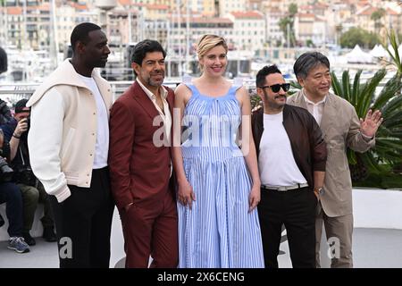 (Von links nach rechts) Jury-Mitglieder Omar Sy, Pierfrancesco Favino, Präsident der Jury, Greta Gerwig, Juan Antonio Bayona und Hirokazu Koreeda nehmen an der Fotokonferenz der Jury für die Ehrenpalme d'Or während der 77. Filmfestspiele in Cannes, Frankreich, Teil. Bilddatum: Dienstag, 14. Mai 2024. Stockfoto