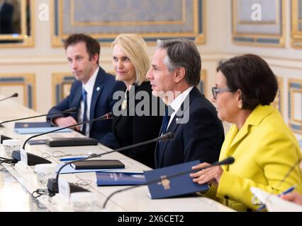 Kiew, Ukraine. Mai 2024. U. US-Außenminister Tony Blinken, 2. Links, hört dem ukrainischen Präsidenten Wolodymyr Zelenskij während eines bilateralen Treffens im Mariinski-Palast am 14. Mai 2024 in Kiew, Ukraine. Blinken diskutierte über die Updates auf dem Schlachtfeld und betonte Amerikas langfristiges Engagement für die Ukraine. Foto: Chuck Kennedy/US State Department/Alamy Live News Stockfoto