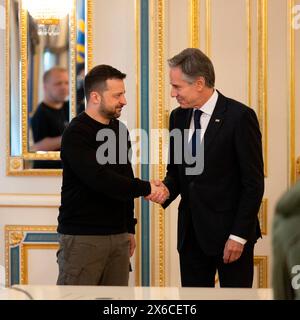 Kiew, Ukraine. Mai 2024. Ukrainischer Präsident Wolodymyr Zelenskyj, links, schüttelt die Hand mit U. Staatssekretär Tony blinken vor Beginn eines bilateralen Treffens im Mariinski-Palast am 14. Mai 2024 in Kiew, Ukraine. Blinken diskutierte über die Updates auf dem Schlachtfeld und betonte Amerikas langfristiges Engagement für die Ukraine. Foto: Chuck Kennedy/US State Department/Alamy Live News Stockfoto