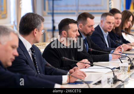 Kiew, Ukraine. Mai 2024. Ukrainischer Präsident Wolodymyr Zelenskyj, Mitte links, hört U. zu Staatssekretär Tony blinzelte während eines bilateralen Treffens im Mariinski-Palast am 14. Mai 2024 in Kiew, Ukraine. Blinken diskutierte über die Updates auf dem Schlachtfeld und betonte Amerikas langfristiges Engagement für die Ukraine. Foto: Chuck Kennedy/US State Department/Alamy Live News Stockfoto