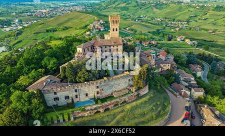 Alte Burg in der Stadt Cigognola, ein Blick auf die Stadt aus der Höhe. Drohnenfoto Stockfoto