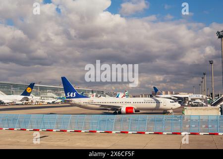 FRANKFURT, DEUTSCHLAND-FEB 13: Flugzeuge der Lufhansa, SAS und United Airlines auf dem Frankfurter Flughafen am 13,2018. Februar in Frankfurt. Stockfoto