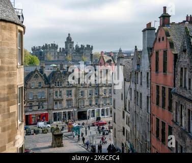 Die alten Häuser am West Bow und Vicoria Street mit Blick auf den Grassmarket mit George Heriots Schule in der Ferne, Edinburgh, Schottland, Großbritannien. Stockfoto