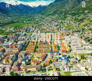 Blick auf eine kleine Stadt in einem Bergtal in Italien Stockfoto