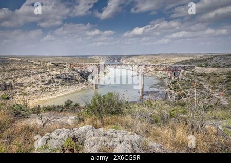 Blick auf den Pecos Fluss und die Pecos Fluss hohe Brücke Stockfoto