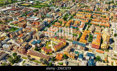 Blick auf eine kleine Stadt in einem Bergtal in Italien Stockfoto