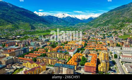 Blick auf eine kleine Stadt in einem Bergtal in Italien Stockfoto