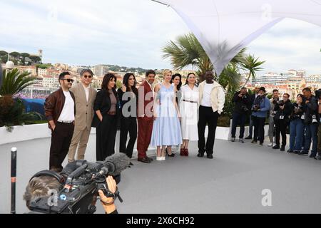 Mai 2024, Cannes, Cote D'azur, Frankreich: (Von links nach rechts) JUAN ANTONIO BAYONA, KIROKAZU KORE-EDA, EBRU CEYLAN, NADINE LABAKI, PIERFRANCESCO FAVINO, GRETA GERWIG, EVAN GREEN, LILY GLADSTONE und OMAR SY posieren während des Fotoaufrufs der Jury beim 77. jährlichen Filmfestival in Cannes im Palais des Festivals in Cannes (Foto: © Mickael Chavet/ZUMA Press Wire) NUR ZUR REDAKTIONELLEN VERWENDUNG! Nicht für kommerzielle ZWECKE! Stockfoto