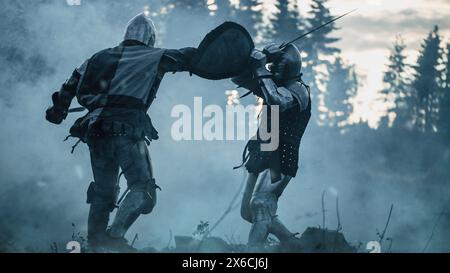 Dark Age Battlefield: Zwei gepanzerte mittelalterliche Ritter kämpfen mit Schwertern. Schlacht von bewaffneten Kriegersoldaten, tötet Feinde im geheimnisvollen Wald. Filmische Smoke, Mist, Light in Historic Reenactment Stockfoto