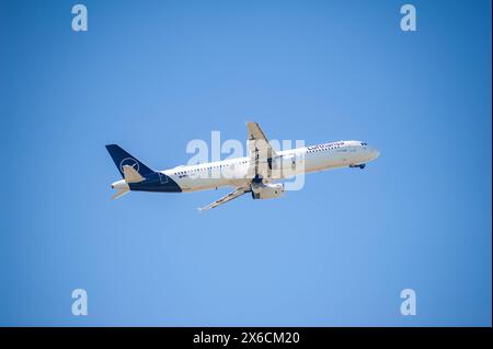 13.05.2024, Berlin, Deutschland, Europa - ein Passagierflugzeug vom Typ Airbus A321-131 der Lufthansa mit der Registrierung D-AIRR beim Start vom Flughafen Berlin Brandenburg BER. Lufthansa ist Mitglied der Star Alliance Luftfahrtallianz, einem internationalen Netzwerk von Fluggesellschaften. *** 13 05 2024, Berlin, Deutschland, Europa A Lufthansa Airbus A321 131 Passagierflugzeug mit dem Namen D AIRR Start vom Flughafen Berlin Brandenburg BER Lufthansa ist Mitglied der Star Alliance Airline Alliance, einem internationalen Netz von Fluggesellschaften Stockfoto