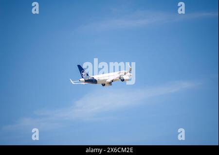 13.05.2024, Berlin, Deutschland, Europa - ein Passagierflugzeug vom Typ Airbus A320neo der Lufthansa mit der Registrierung D-AIJD beim Start vom Flughafen Berlin Brandenburg BER. Lufthansa ist Mitglied der Star Alliance Luftfahrtallianz, einem internationalen Netzwerk von Fluggesellschaften. *** 13 05 2024, Berlin, Deutschland, Europa Ein Passagierflugzeug der Lufthansa Airbus A320neo, registriert D AIJD, Start vom Flughafen Berlin Brandenburg BER Lufthansa ist Mitglied der Star Alliance Airline Alliance, einem internationalen Netz von Fluggesellschaften Stockfoto