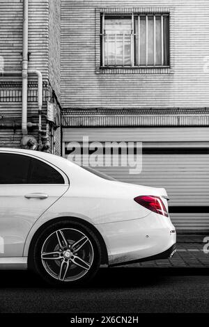 Rückseite einer weißen E-Klasse von mercedes benz Stockfoto